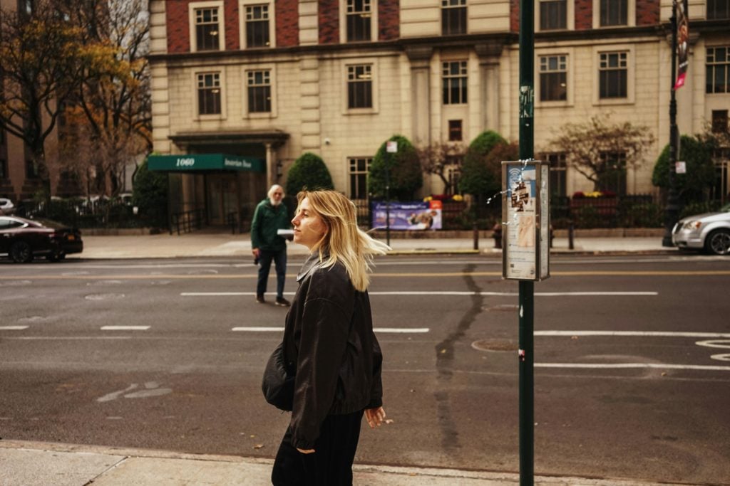 Zdjęcie przed zmianą stroju, stylu i atrybutów postaci
